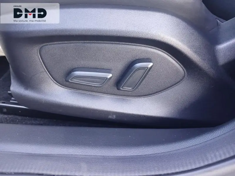 Gros plan sur les commandes électriques du siège côté gauche du MG4 EV 204ch Andes Grey métallisé 2023.