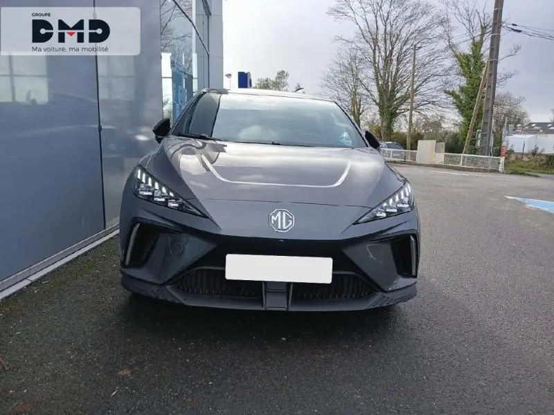 Vue frontale du MG4 EV 204ch 2023 en Andes Grey métallisé, soulignant ses phares LED et son logo MG central.
