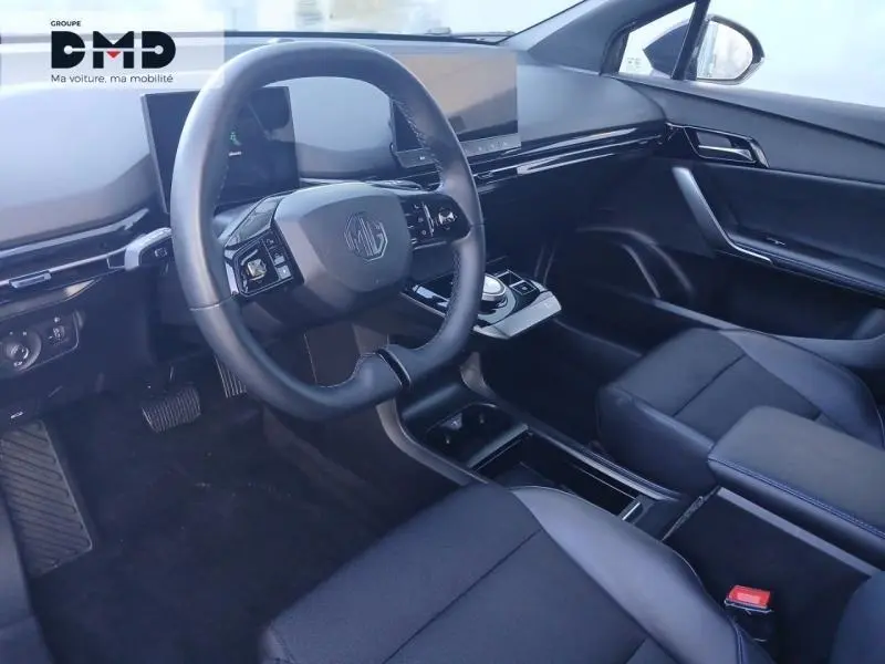 Intérieur côté conducteur du MG4 EV 204ch 2023, tableau de bord moderne avec écran large et sellerie noire.