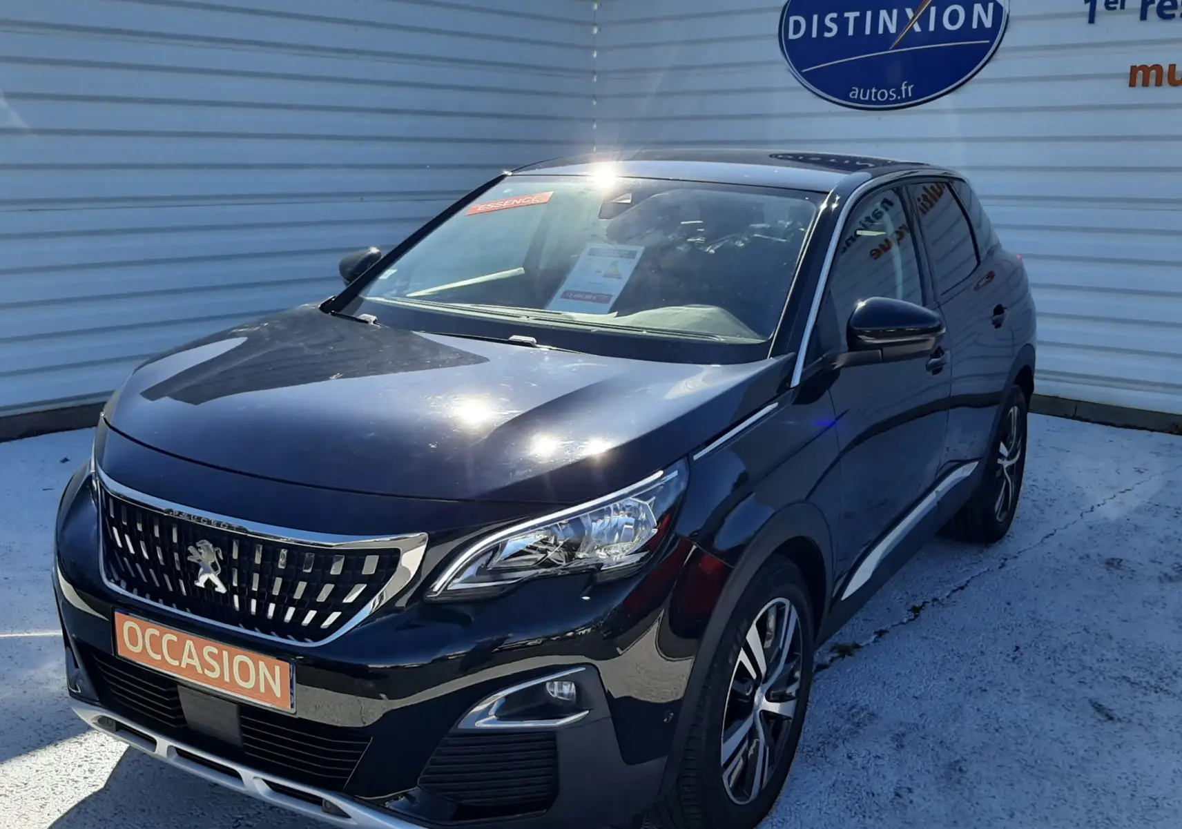 Peugeot 3008 noir vue 3/4 avant droit, avec calandre chromée et jantes alliage bicolores, stationnée devant un mur blanc.