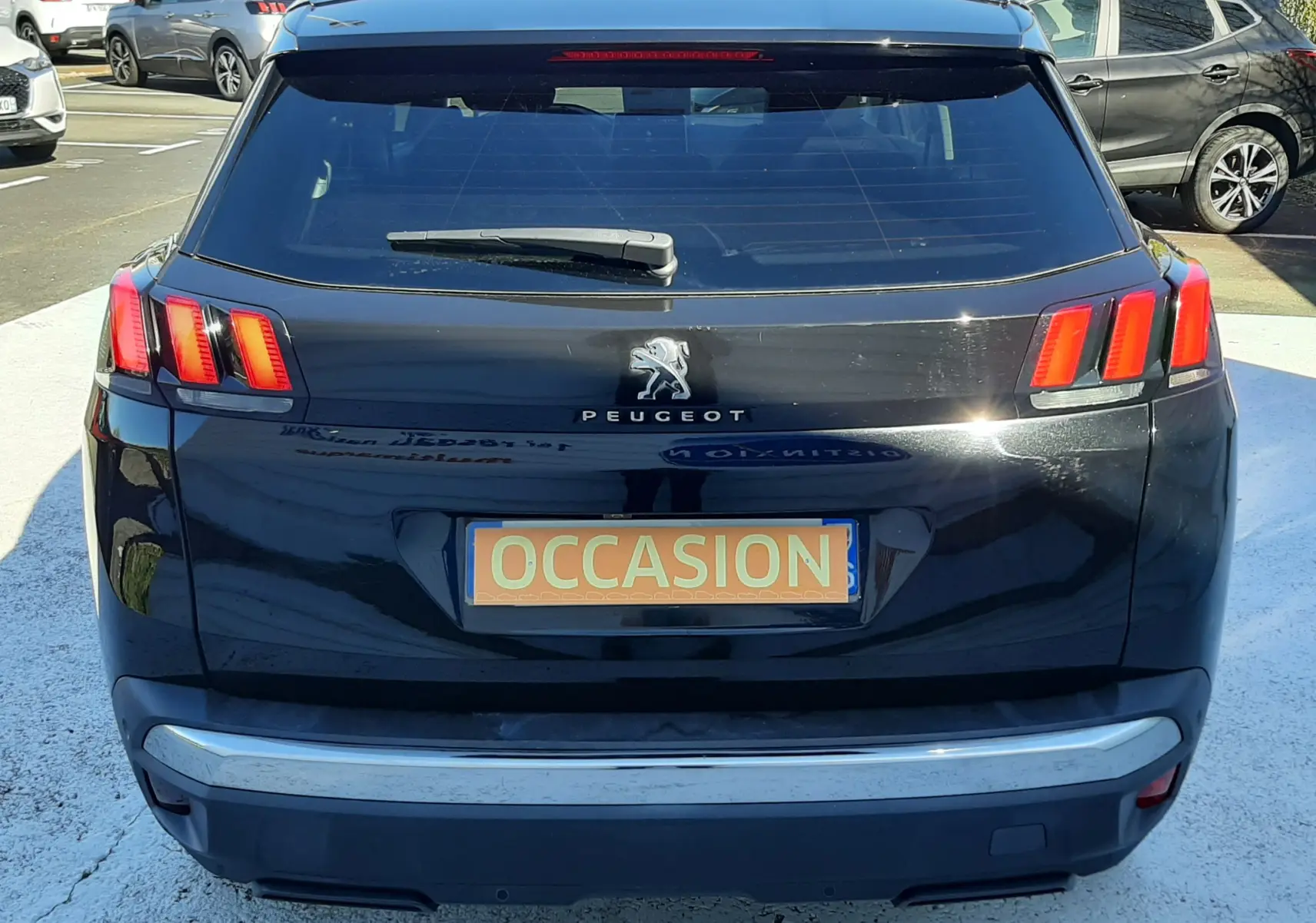 Vue arrière d’un Peugeot 3008 noir 2019 avec feux arrière à trois griffes et plaque « OCCASION » visible.