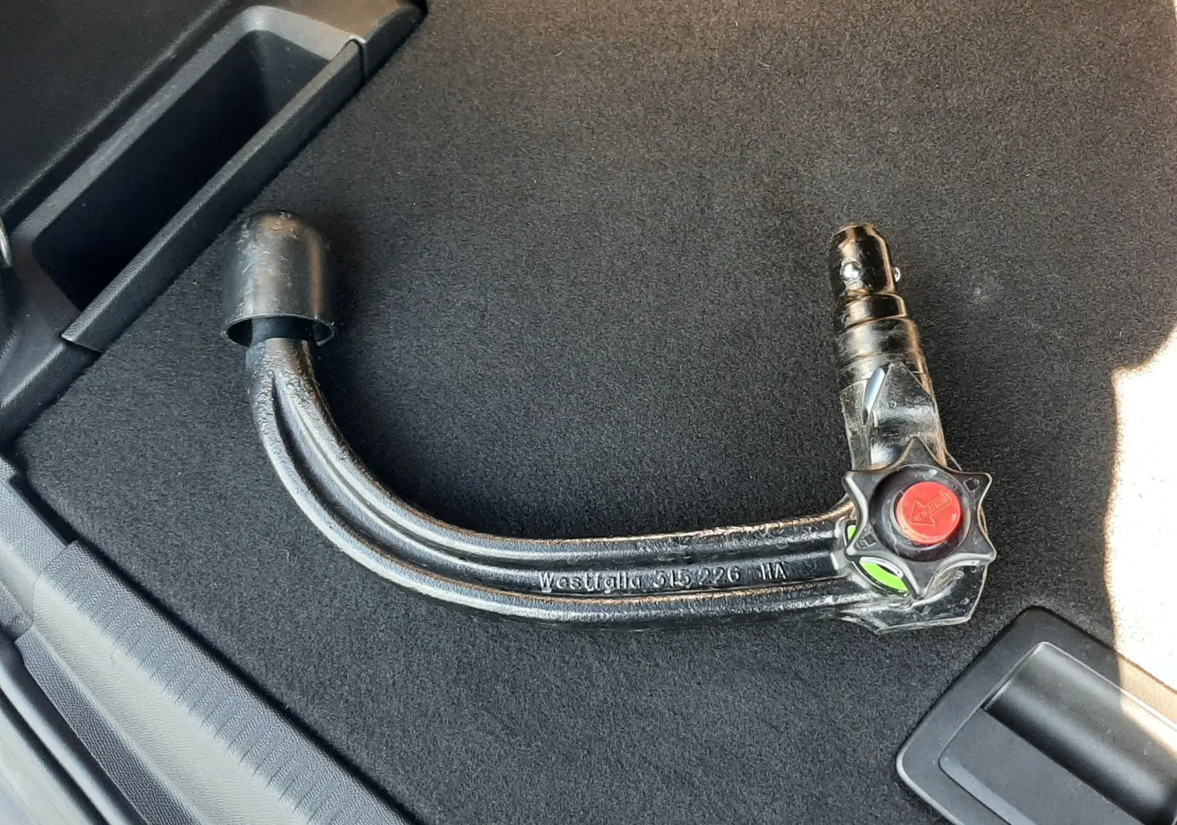 Détail du crochet d'attelage noir posé sur le coffre d'un Peugeot 3008 1.2 PureTech 130ch Allure noir de 2019.