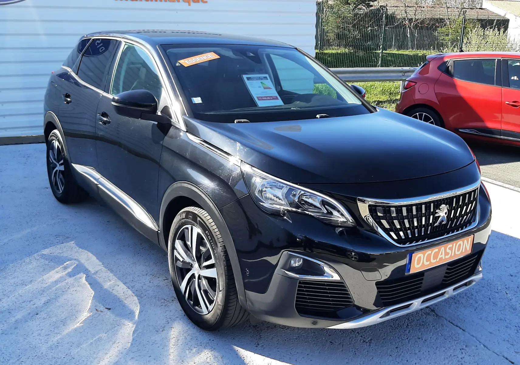 Peugeot 3008 noir en 3/4 avant droit, SUV compact avec calandre chromée et jantes alliage bicolores.