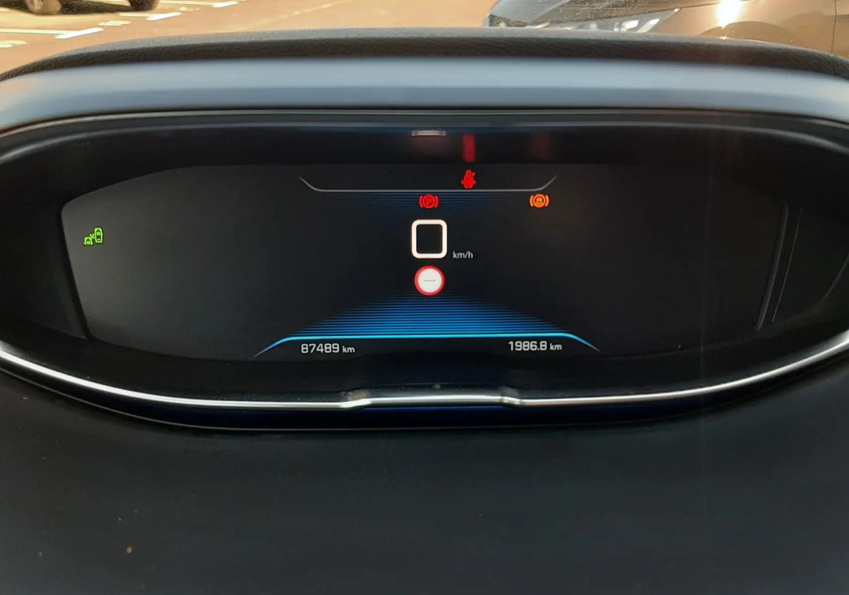 Tableau de bord numérique du Peugeot 3008 noir 2019, affichant 87489 km et voyants d'alerte allumés.