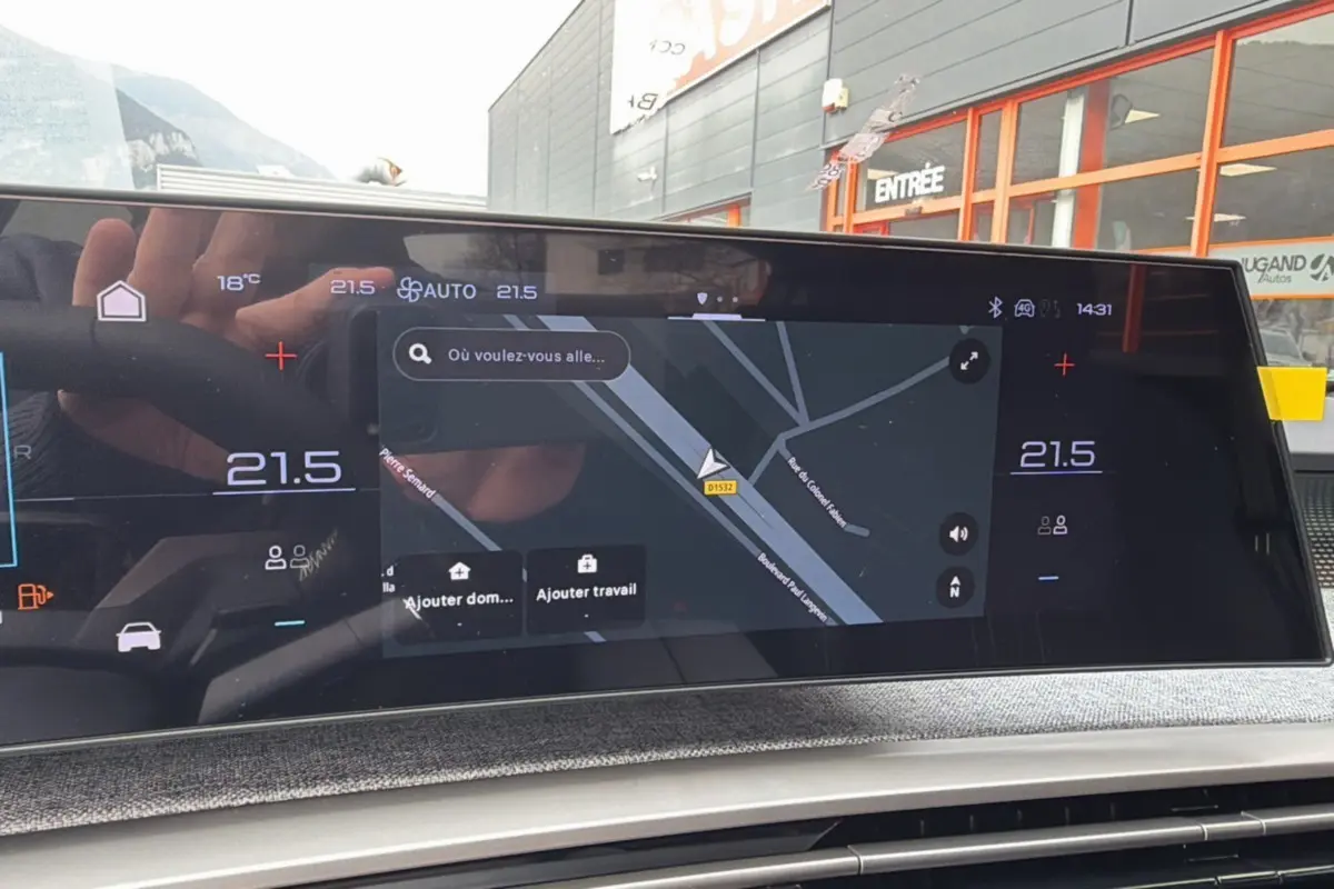 Écran numérique du tableau de bord du Peugeot 3008 Hybrid 145 GT, affichant la navigation et la température intérieure.