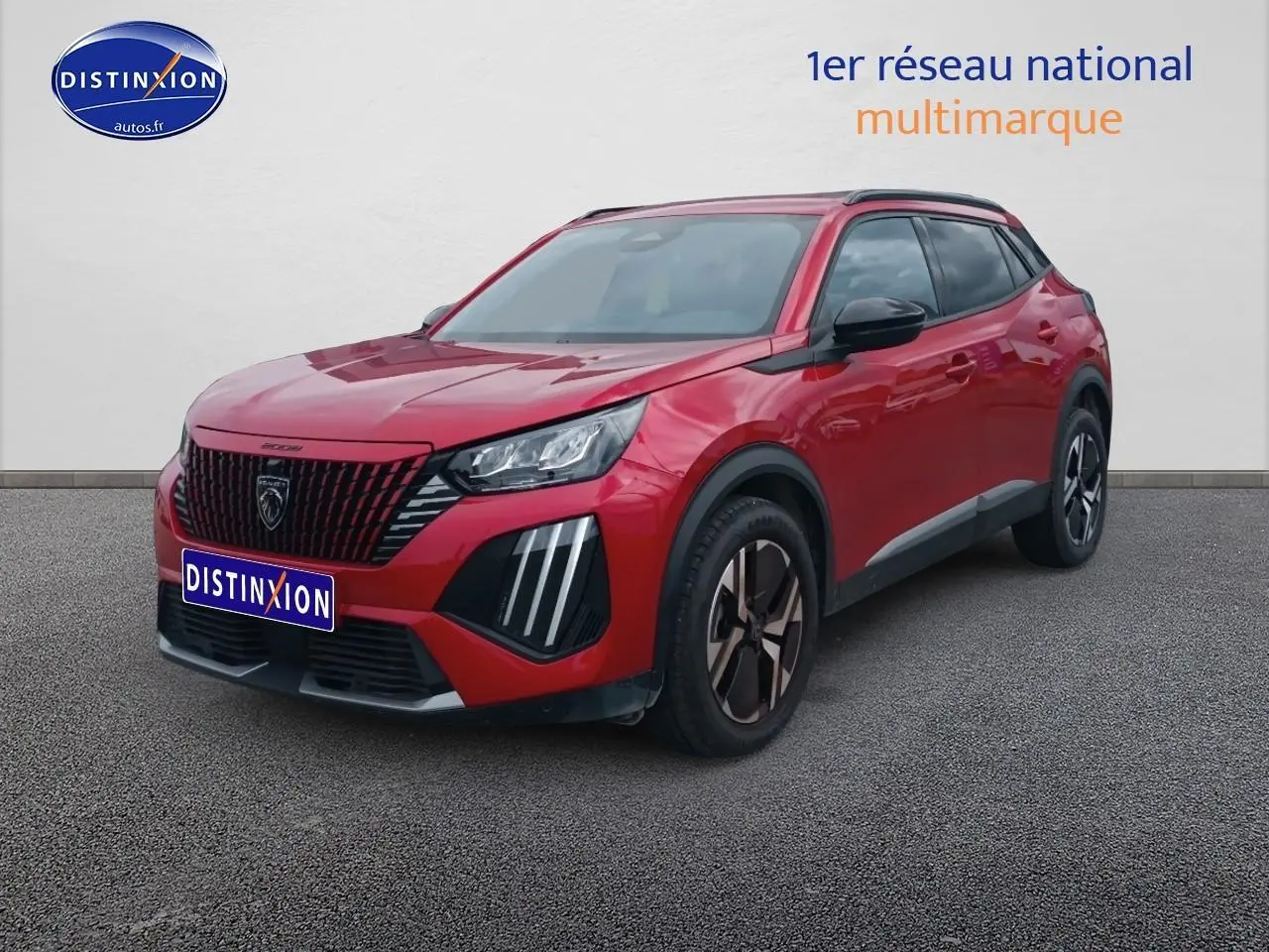 Peugeot 2008 rouge elixir en 3/4 avant droit, avec calandre noire et jantes alu bicolores.