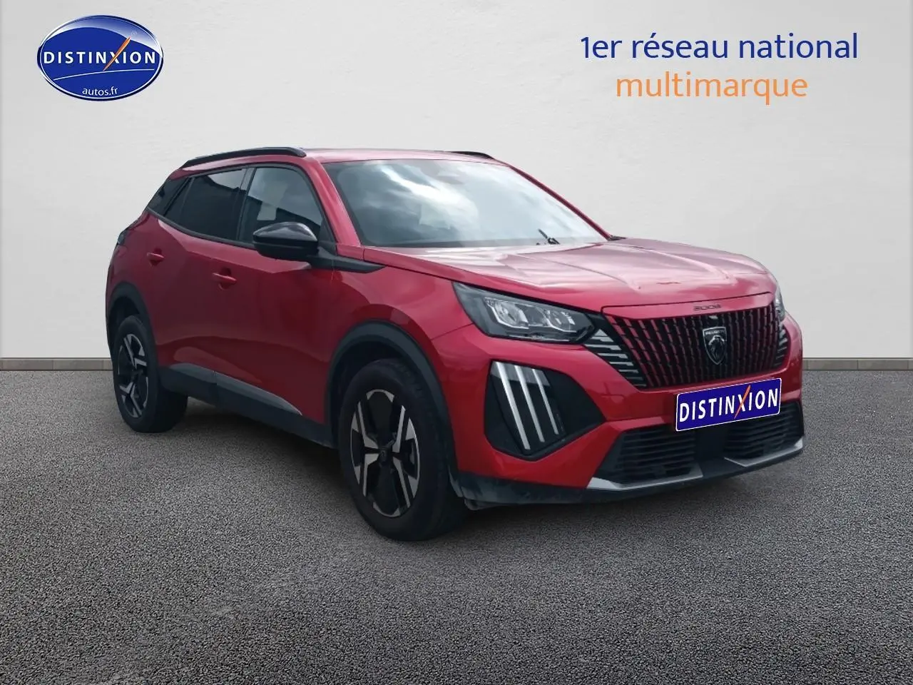 Peugeot 2008 rouge elixir en 3/4 avant gauche, avec calandre noire et jantes alu distinctives.