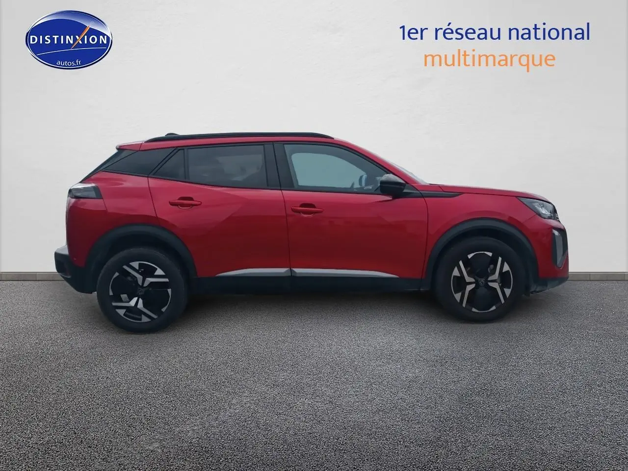 Profil côté gauche d'un Peugeot 2008 rouge élixir 2025 avec jantes alu et détails noirs contrastants.