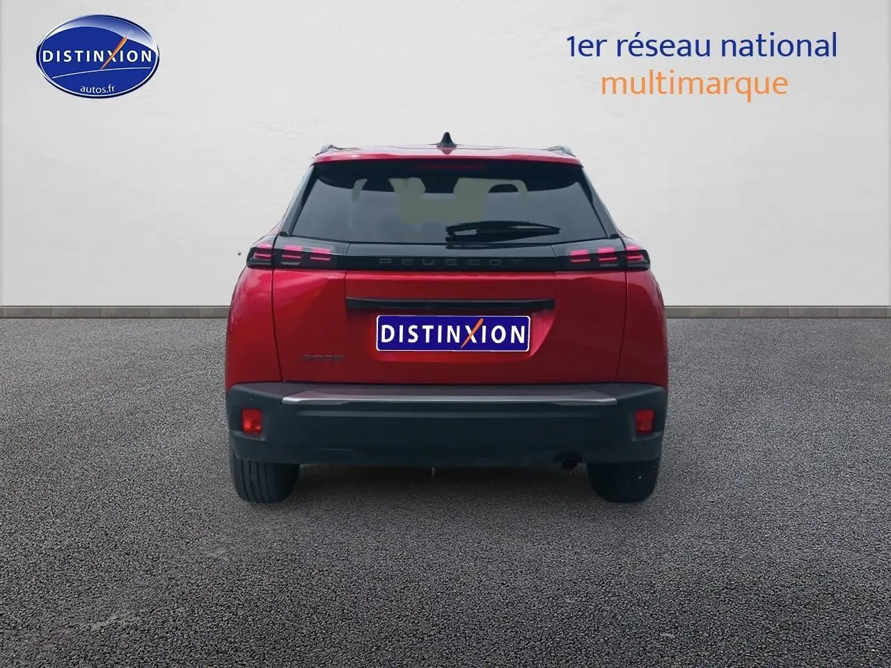 Vue arrière d'un Peugeot 2008 rouge elixir avec feux arrière LED et lunette arrière surteintée.