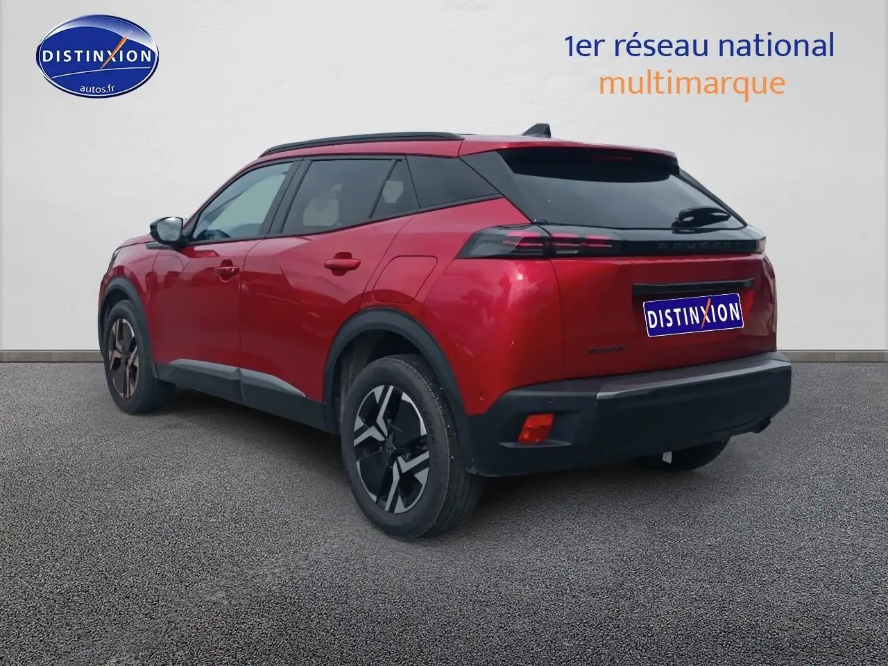 Peugeot 2008 rouge elixir vue 3/4 arrière droit, jantes alu et feux arrière à LED visibles.