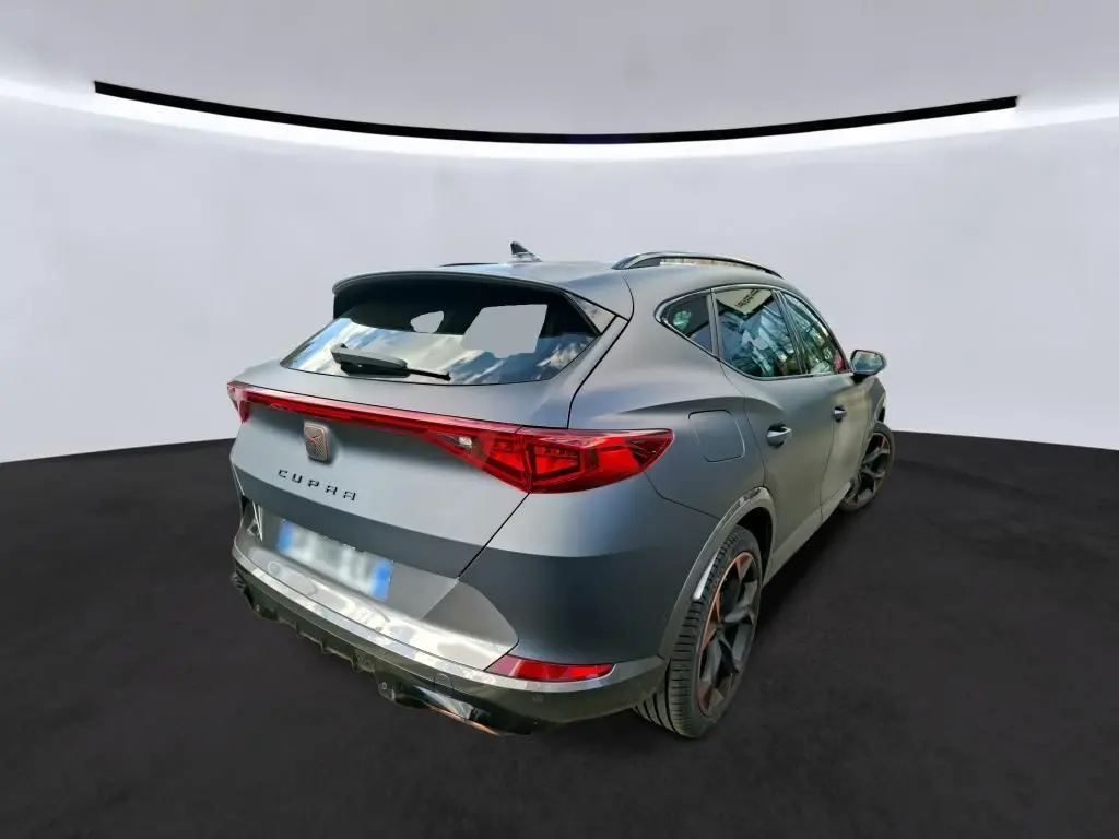 Vue 3/4 arrière droite d'une CUPRA Formentor 1.4 E-HYBRID 245 DSG6 VZ gris foncé mat avec feux arrière LED et jantes sport.