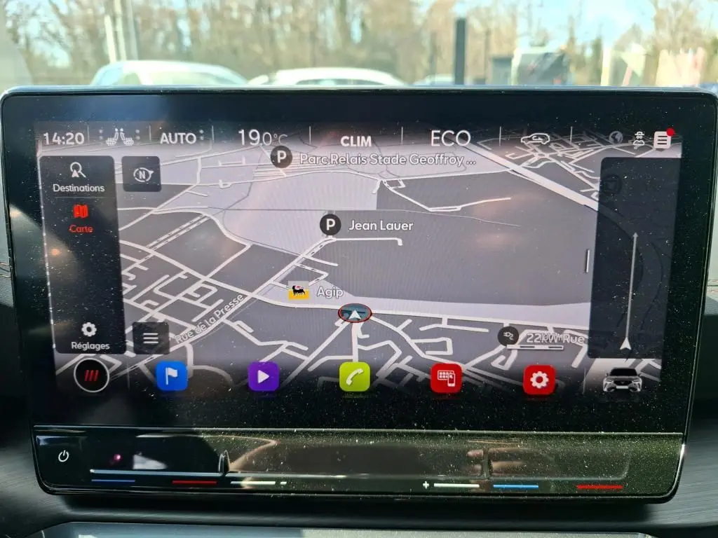 Écran tactile du système de navigation du CUPRA Formentor 1.4 E-HYBRID 245 DSG6 VZ, affichant une carte en mode ECO.
