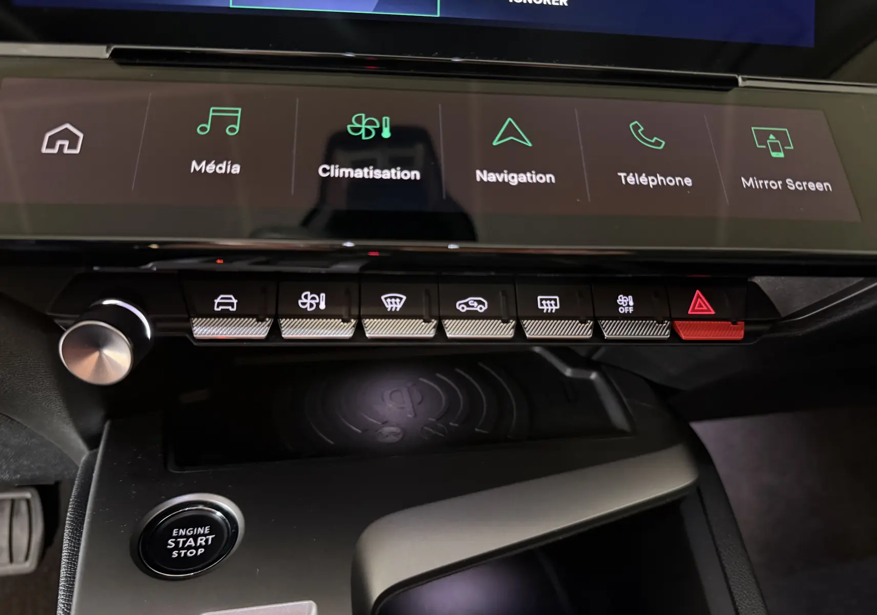 Détail de la console centrale de la Peugeot 308 Hybrid 145 Allure 2025 avec écran tactile et bouton start/stop noir.