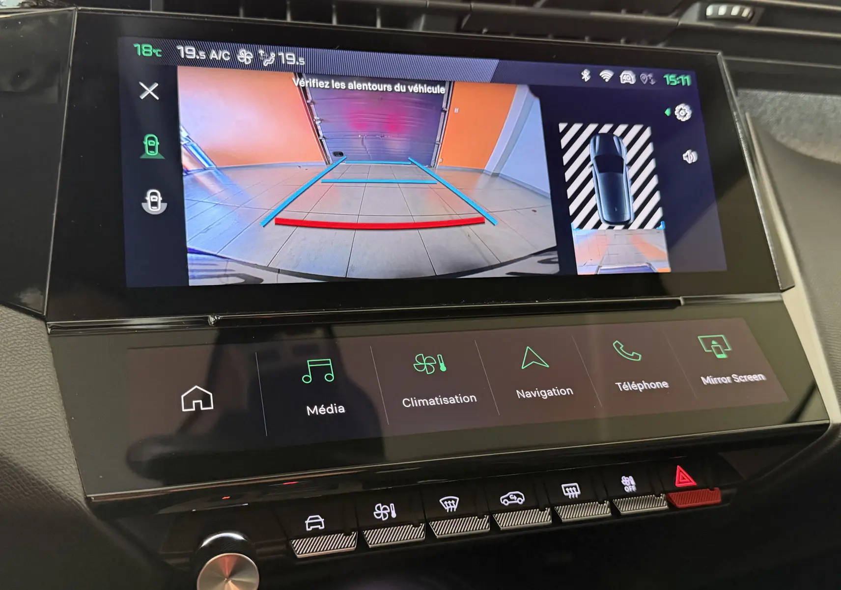 Affichage de la caméra de recul et vue 360° sur l'écran tactile intérieur de la Peugeot 308 Hybrid 145 Allure 2025.