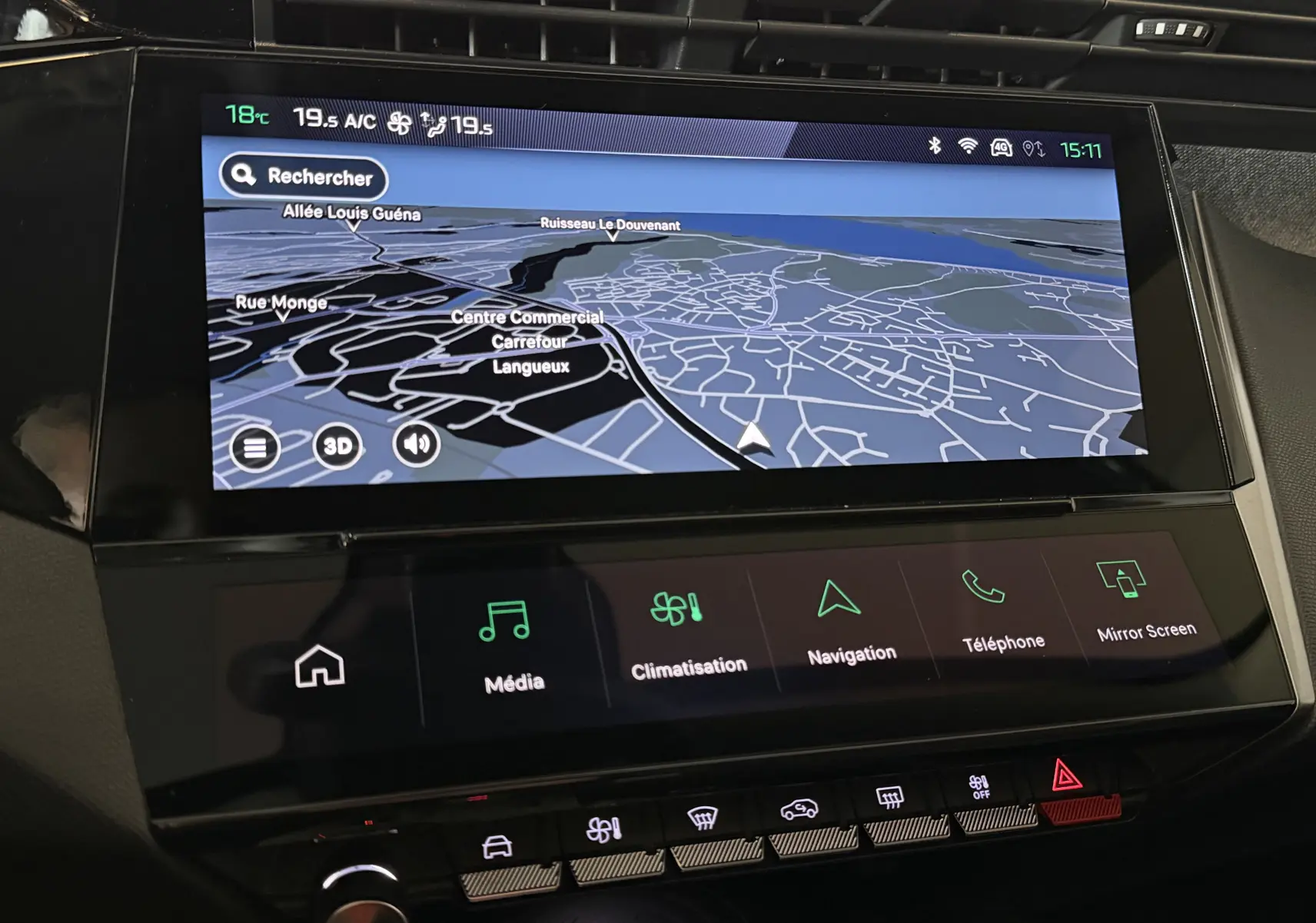 Écran tactile central de navigation affichant une carte 3D dans l’habitacle d’une Peugeot 308 Hybrid 2025.