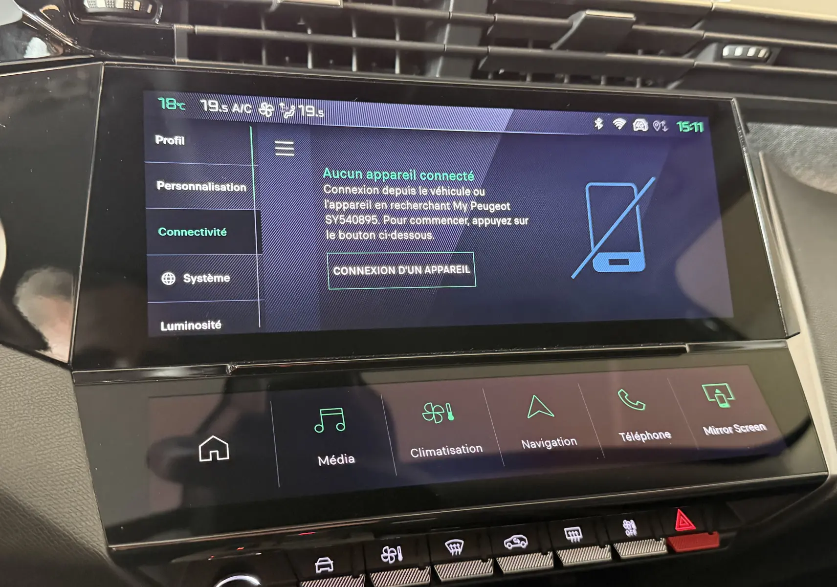 Écran tactile central de la Peugeot 308 Hybrid 145 Allure 2025, affichant le menu connectivité, intérieur noir.