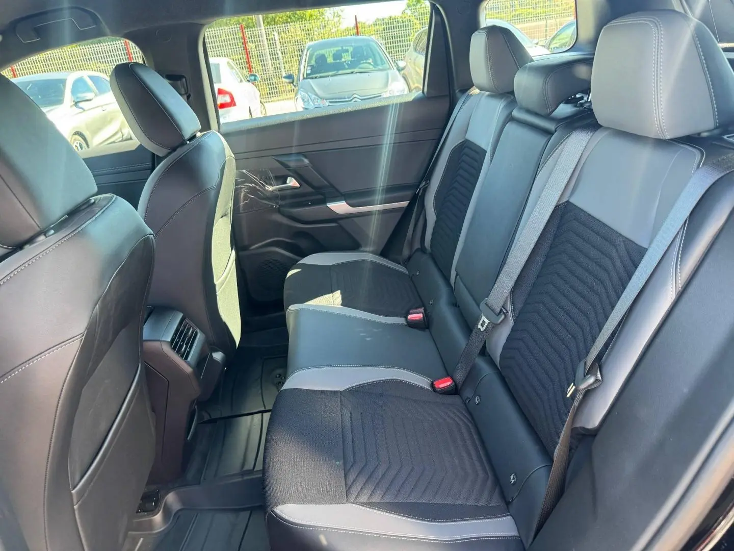 Vue intérieure côté droit sur la banquette arrière tissu gris et anthracite du Jeep Compass 2026.