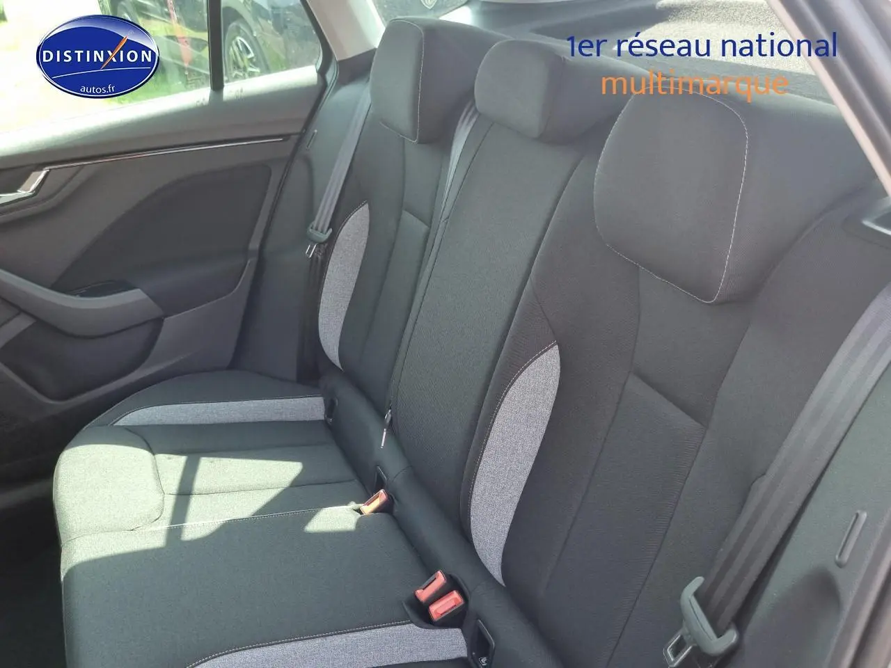 Vue intérieure sur les sièges arrière en tissu gris et noir d'une Skoda Kamiq 2025, côté gauche visible.
