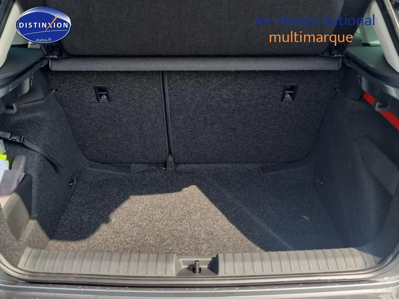 Coffre ouvert du Skoda Kamiq gris graphite 2025, montrant un espace de chargement propre et bien fini.