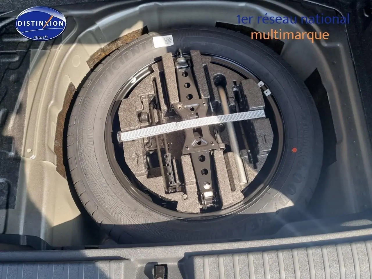 Roue de secours avec outils de bord dans le coffre d'une Skoda Kamiq gris graphite 2025.