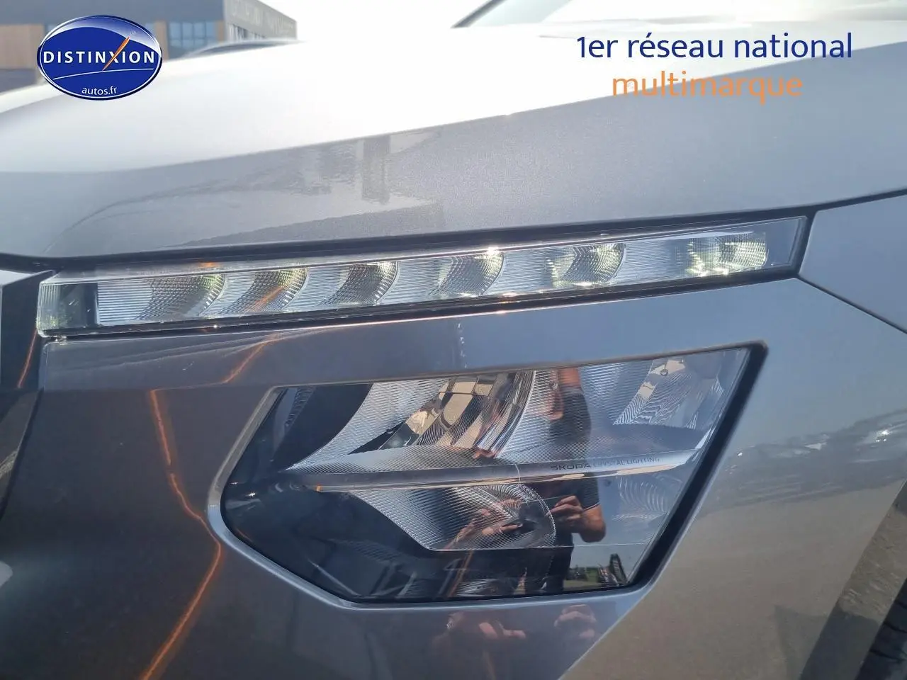 Gros plan sur le phare avant droit gris graphite du Skoda Kamiq 2025 avec feux LED et design moderne.