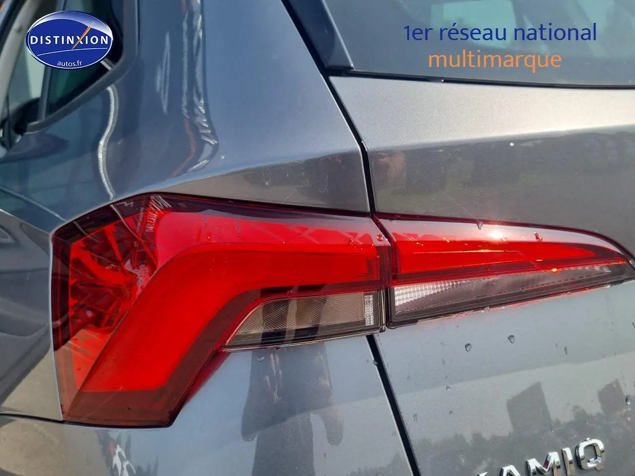 Gros plan sur le feu arrière droit rouge du Skoda Kamiq gris graphite 2025, soulignant la finition moderne.