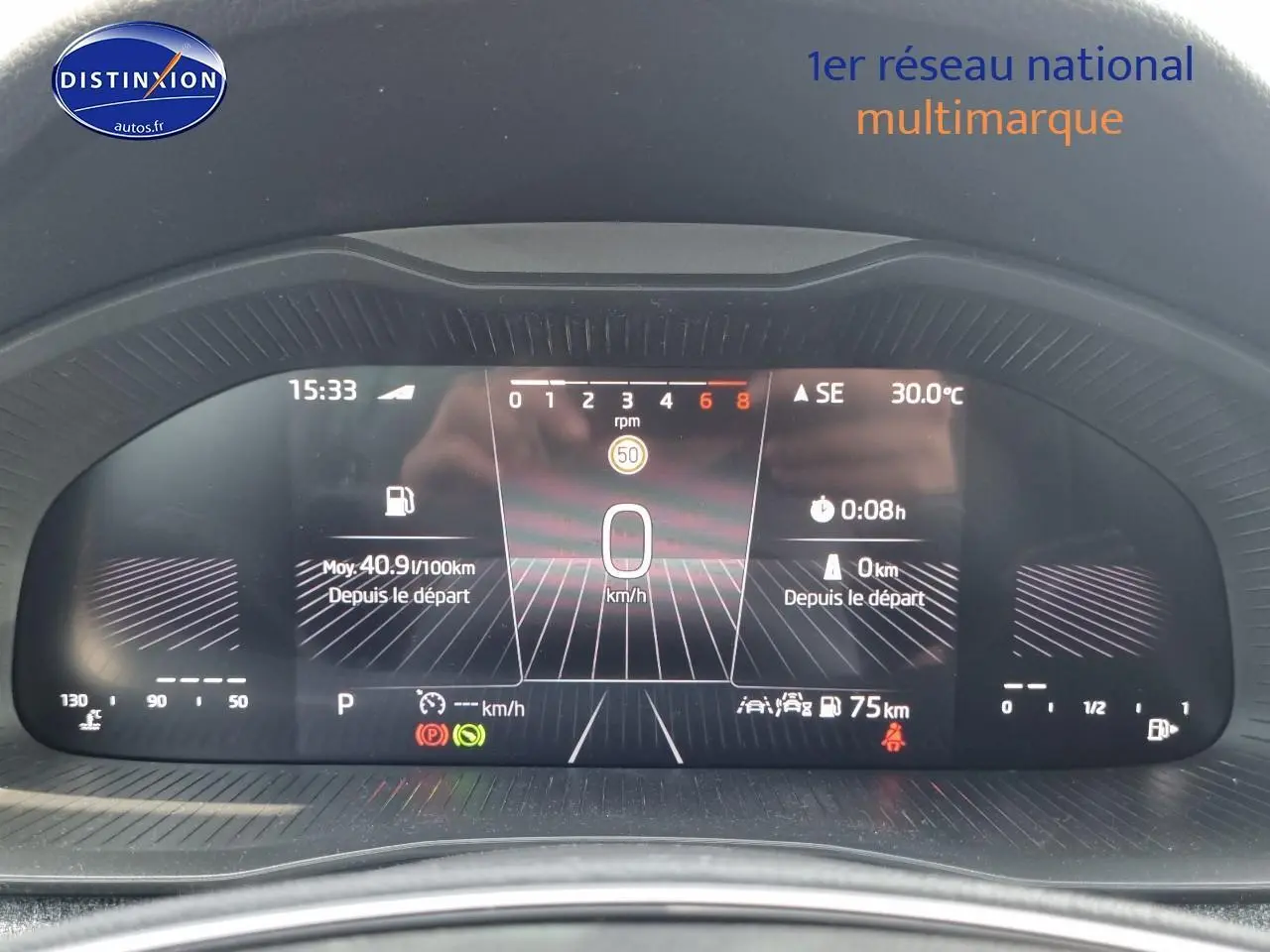 Tableau de bord numérique du Skoda Kamiq 2025 affichant vitesse, température et informations de conduite.