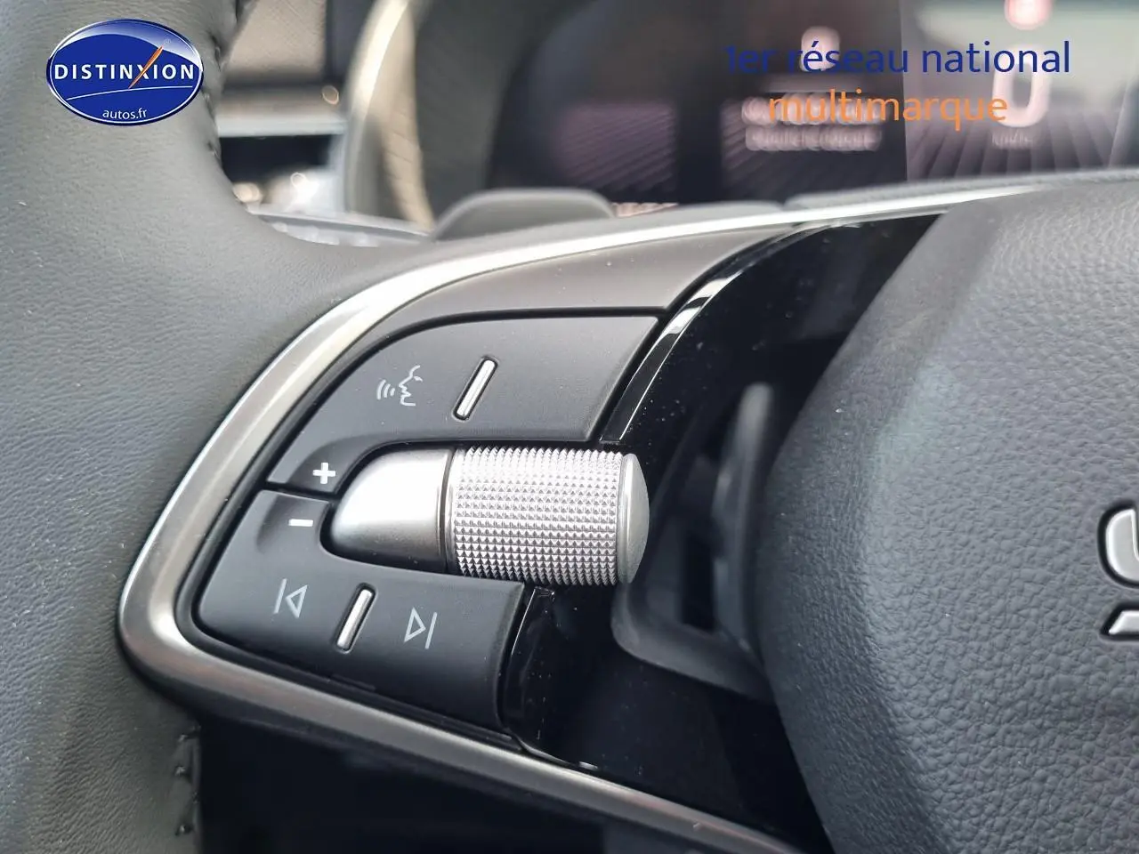 Gros plan sur les commandes multimédia en aluminium brossé du volant cuir du Skoda Kamiq gris graphite 2025.