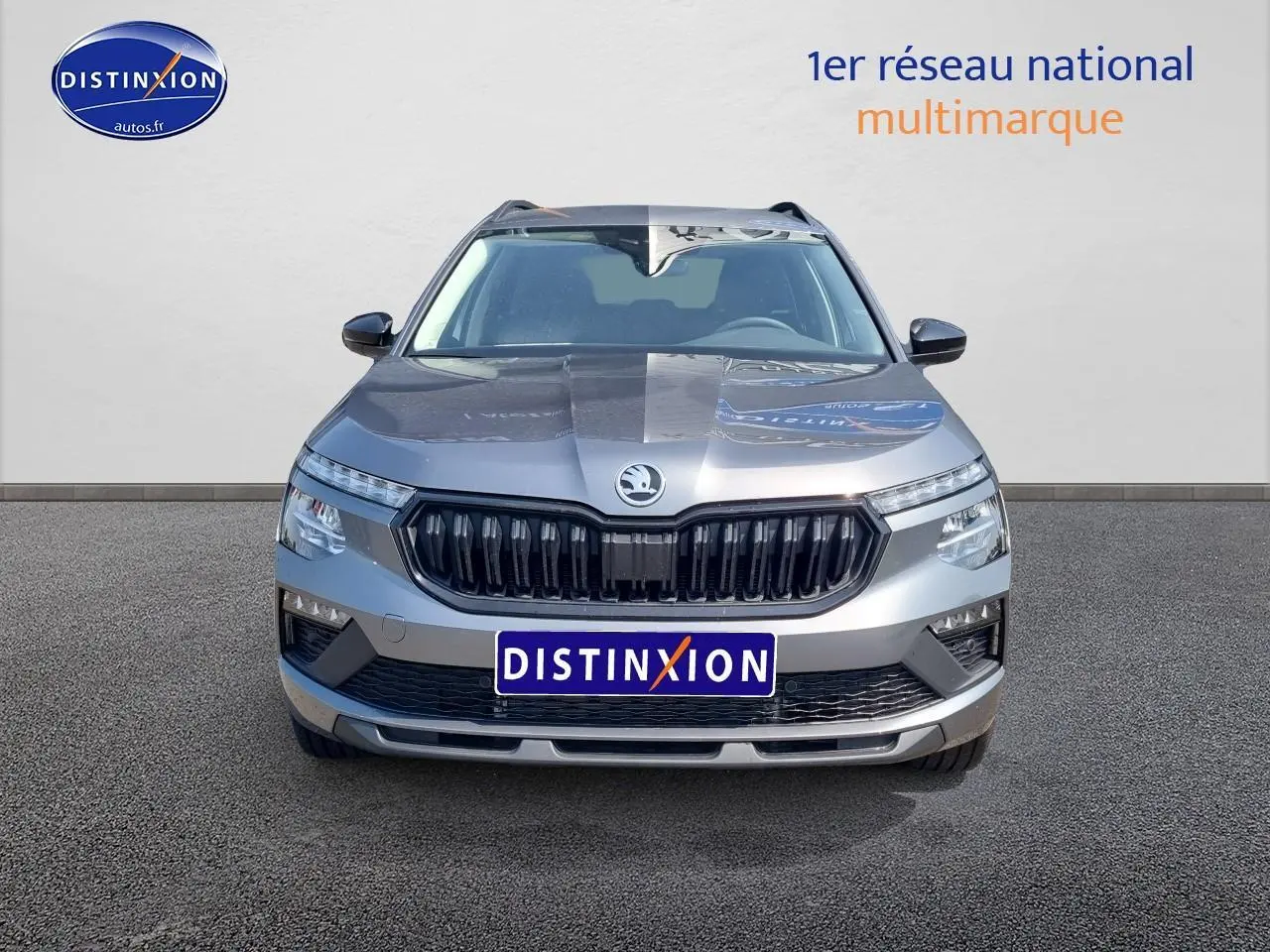 Vue frontale d'un Skoda Kamiq gris graphite 2025 avec calandre noire et feux LED distinctifs.