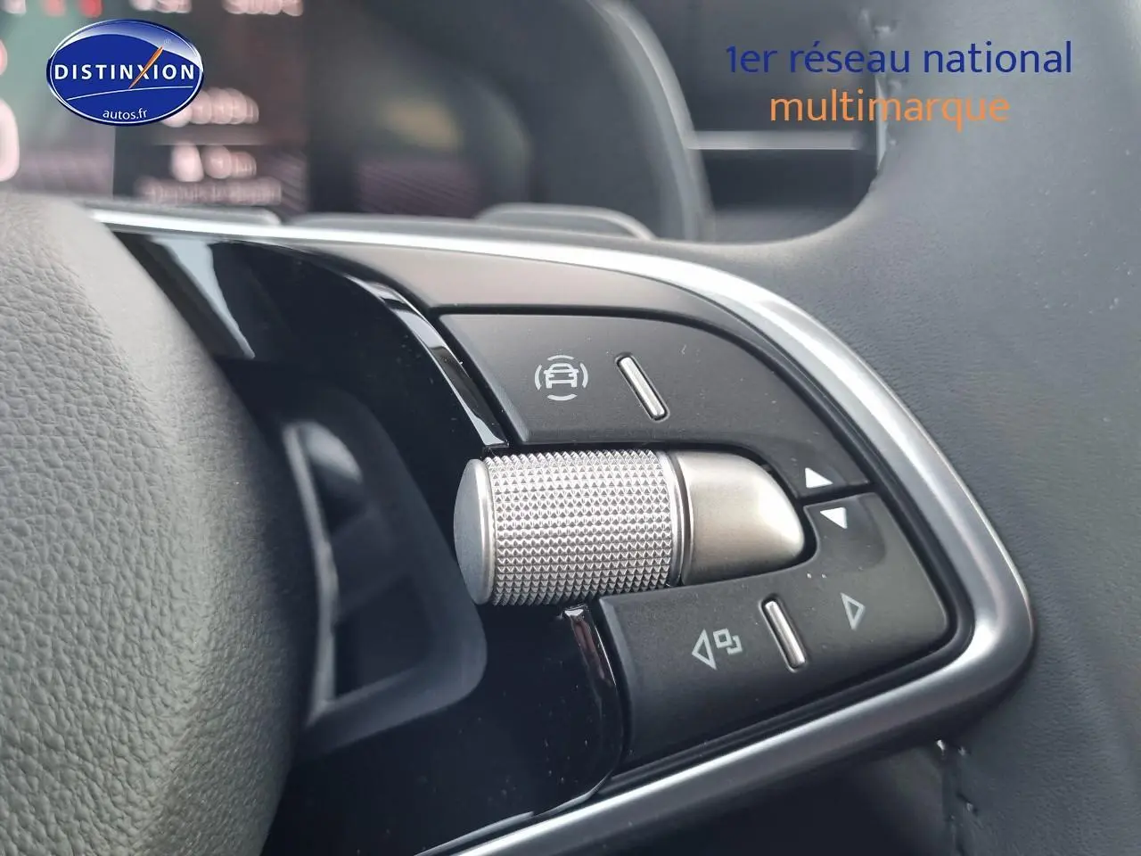 Gros plan sur les commandes multifonctions en aluminium brossé du volant cuir du Skoda Kamiq gris graphite 2025.