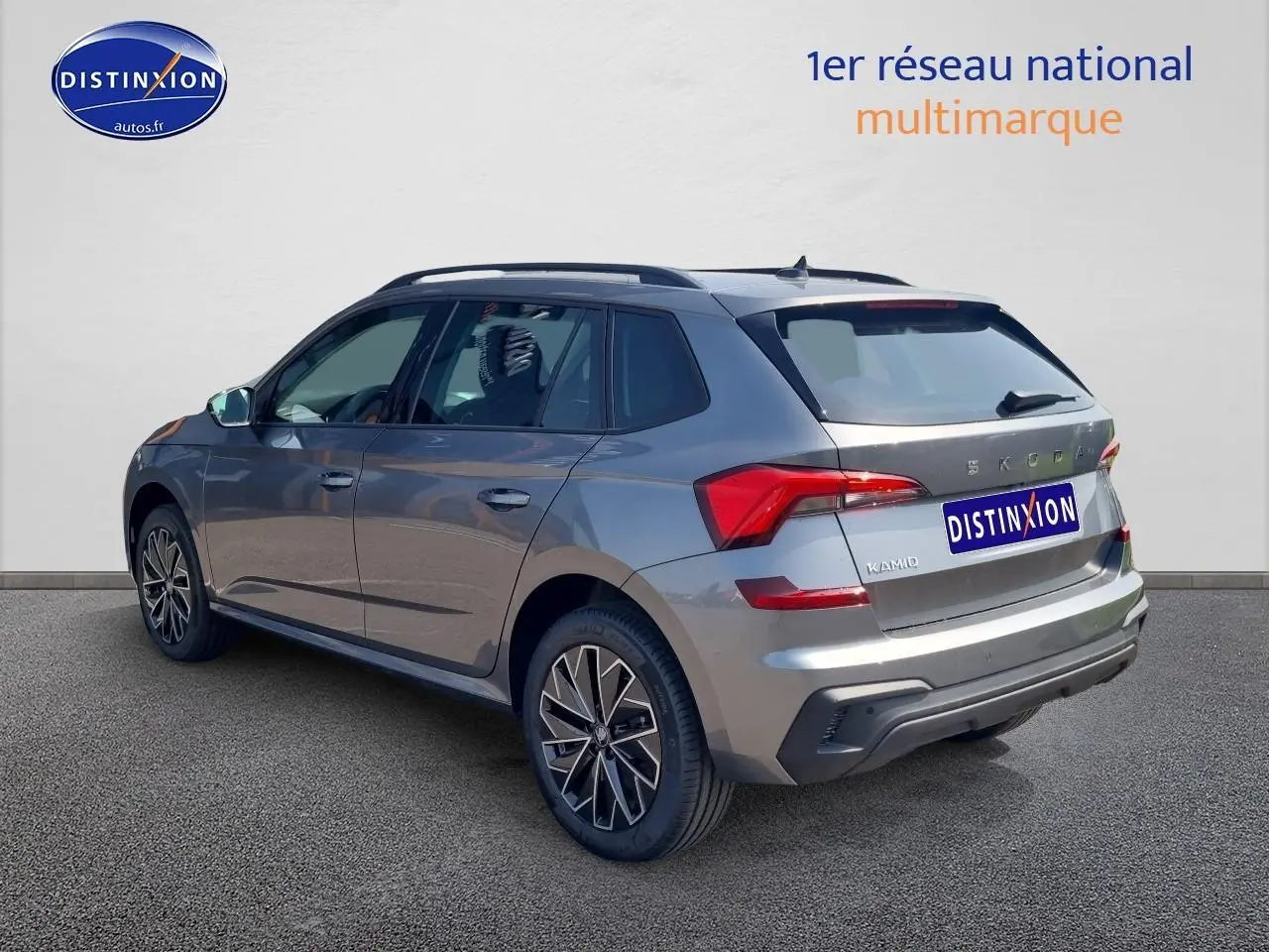 SKODA KAMIQ gris graphite vu en 3/4 arrière droit avec barres de toit noires et feux arrière LED.