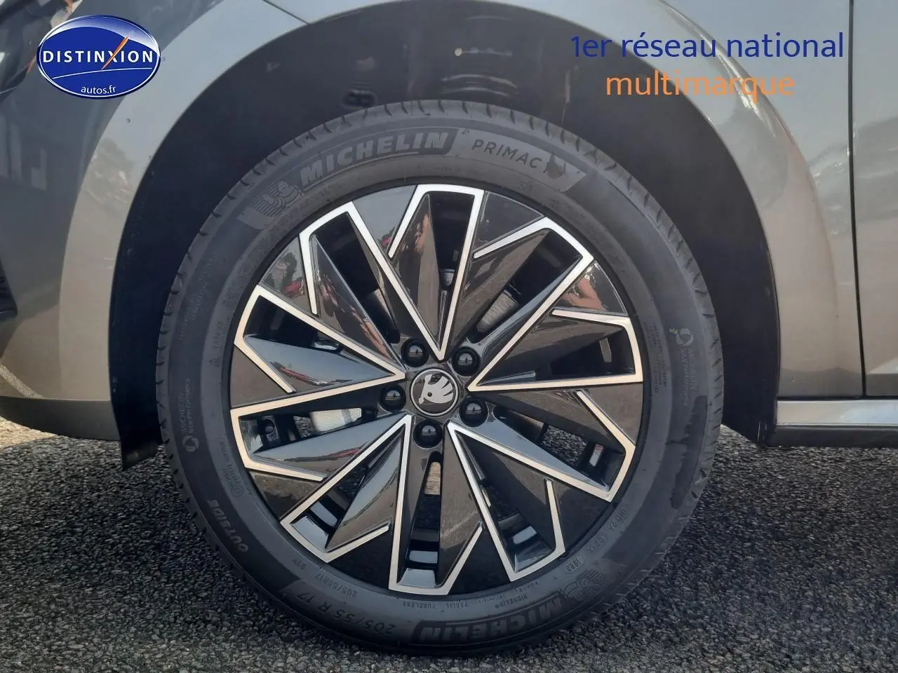 Gros plan sur la roue avant droite du Skoda Kamiq gris graphite avec jante alliage au design géométrique.