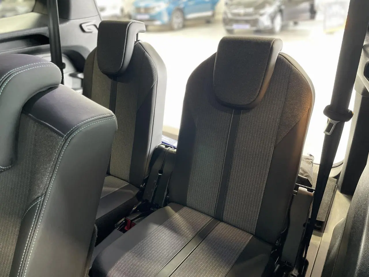 Vue rapprochée des sièges arrière indépendants gris foncé du Peugeot 5008 2024 version Allure Pack.