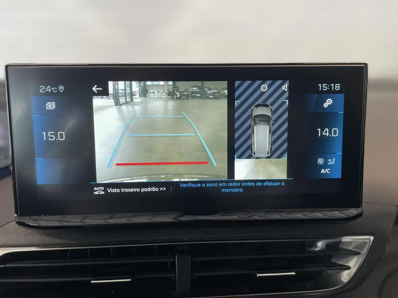 Écran tactile du Peugeot 5008 2024 montrant la caméra de recul et l'affichage 360° intérieur noir.