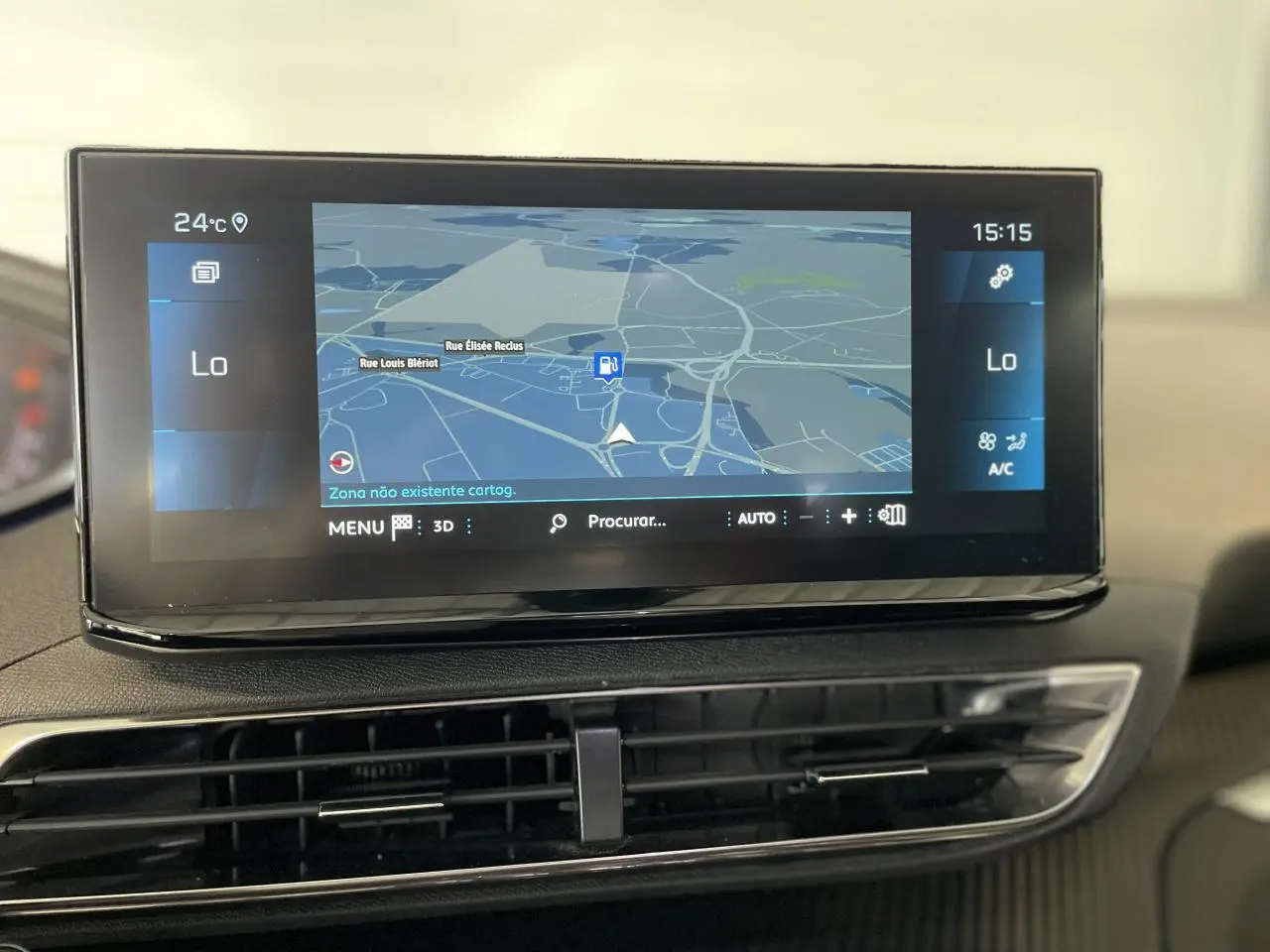 Écran tactile 10 pouces du Peugeot 5008 2024 affichant la navigation, intégré dans la planche de bord noire.