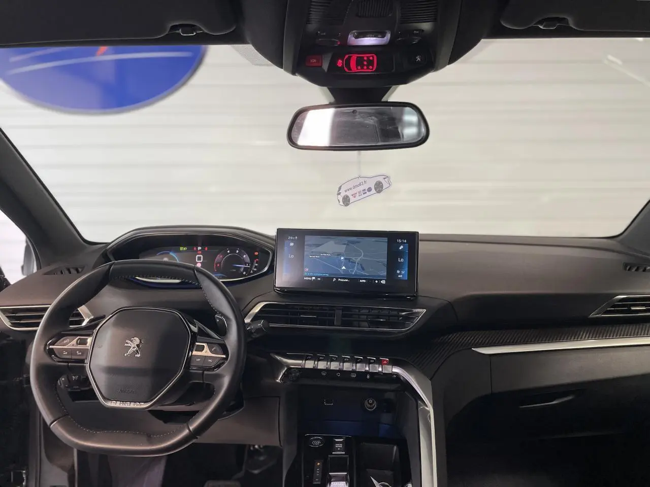 Vue intérieure frontale du tableau de bord du Peugeot 5008 gris platinium, avec écran tactile et volant compact multifonctions.