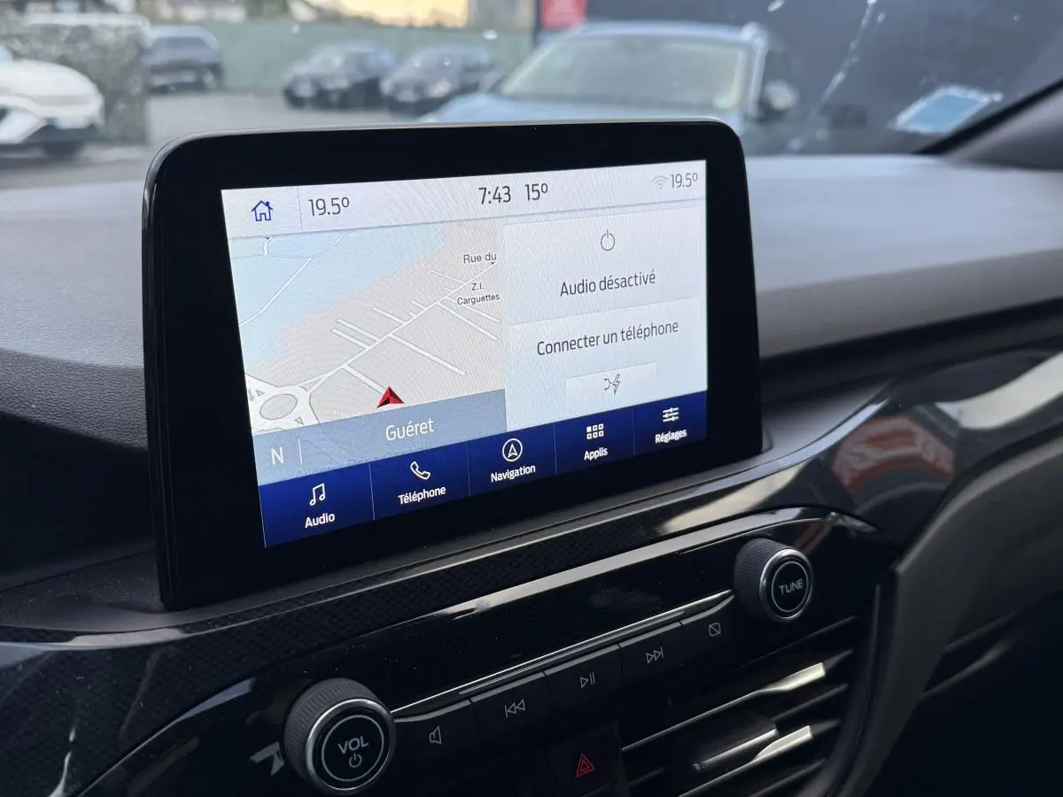 Vue rapprochée de l’écran tactile central du tableau de bord du Ford Kuga 2022, affichant la navigation.