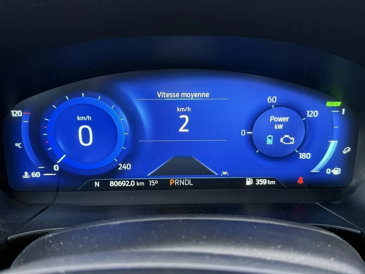 Tableau de bord numérique bleu du Ford Kuga 2022 affichant vitesse, puissance et mode de conduite.