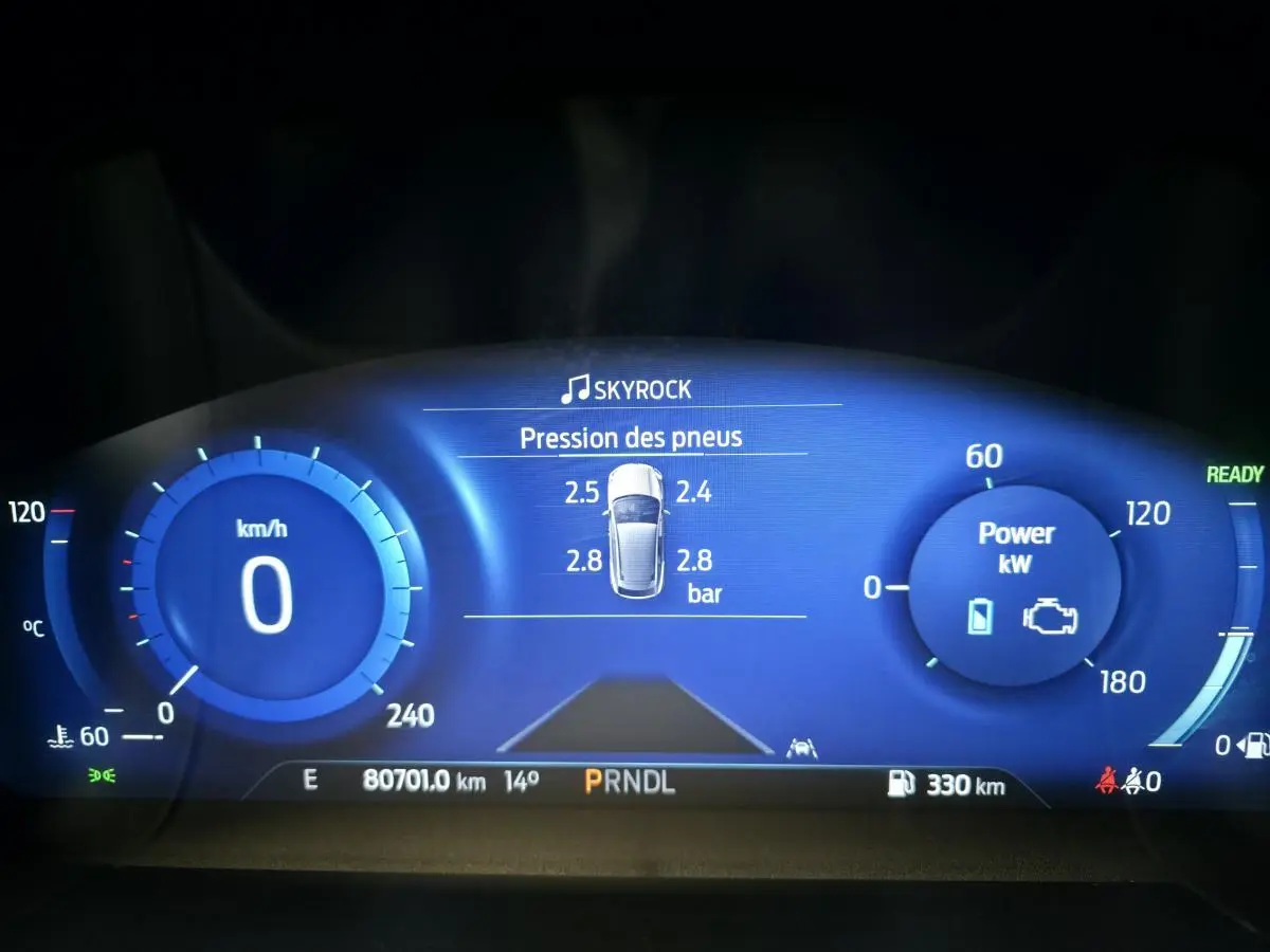 Tableau de bord numérique bleu du Ford Kuga 2022 affichant la pression des pneus et la puissance en kW.