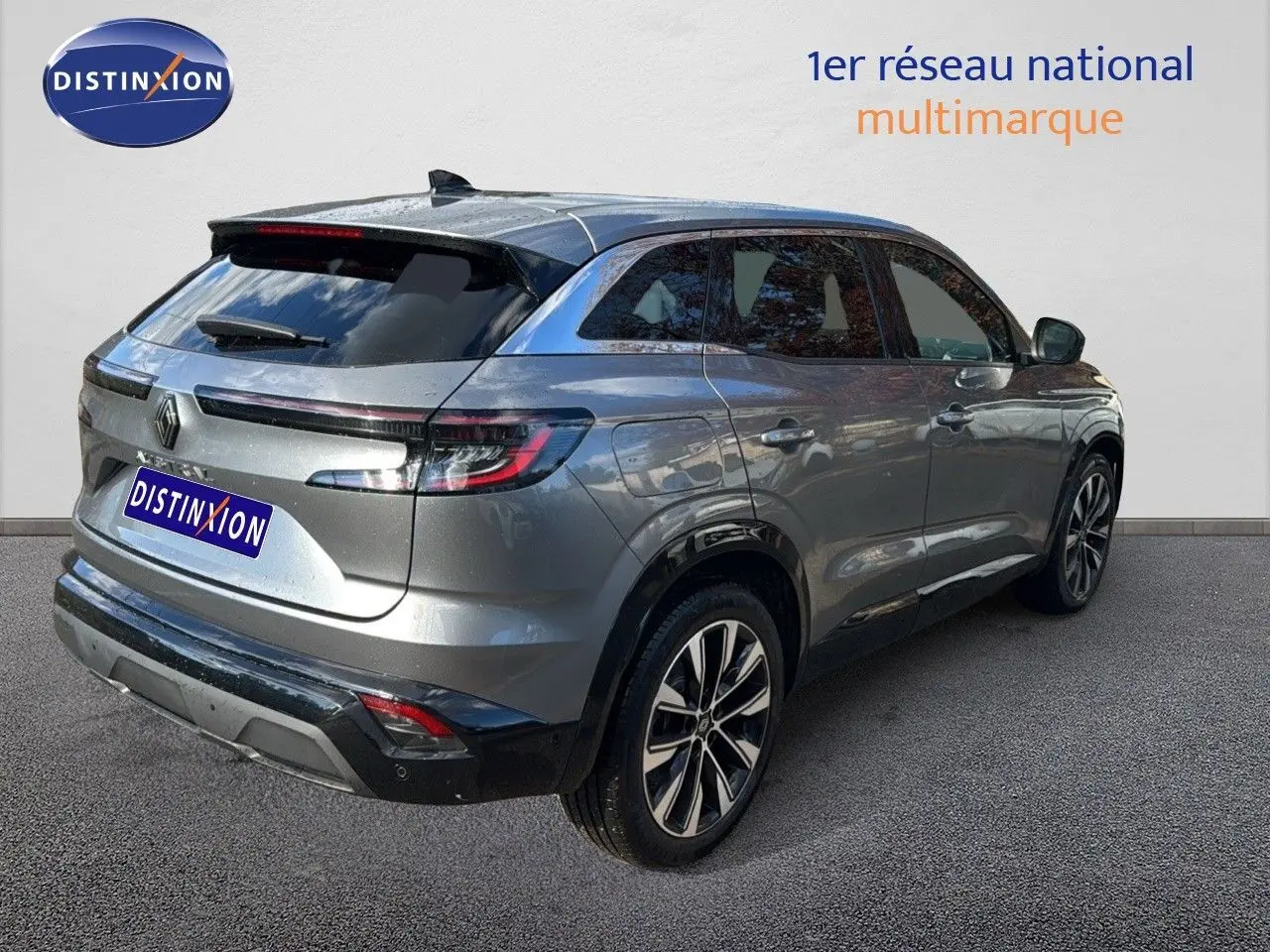 Renault Austral gris schiste vu en 3/4 arrière droit, soulignant ses feux LED et jantes alliage 19 pouces.