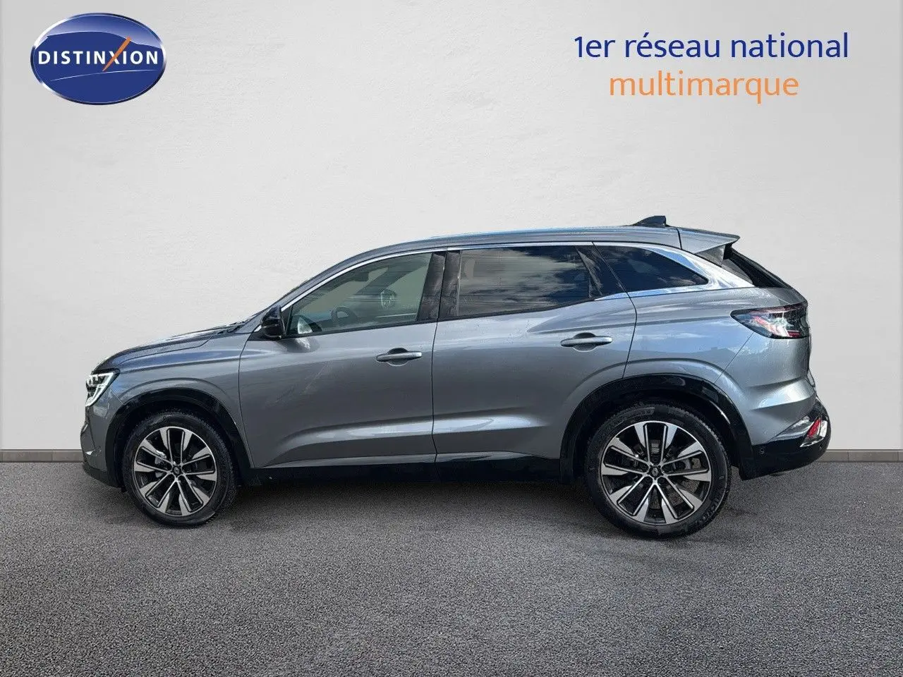 Profil côté gauche du Renault Austral gris schiste 2023 avec jantes alliage et lignes épurées.