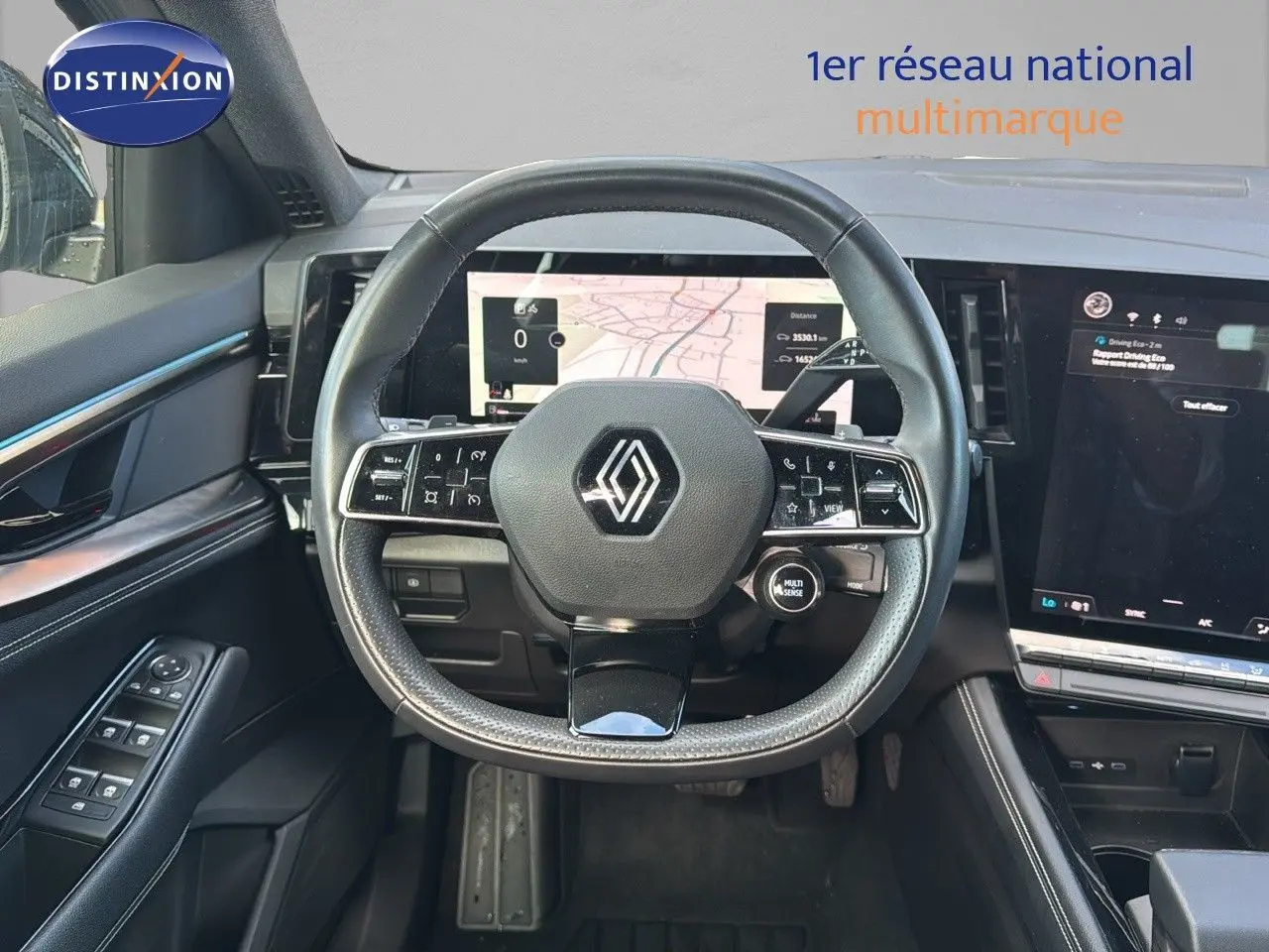 Vue intérieure centrée sur le volant Renault Austral 2023 avec tableau de bord numérique et commandes intégrées.