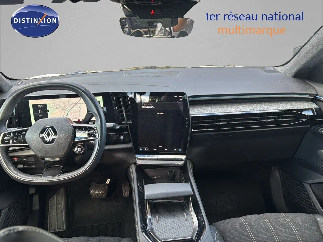 Intérieur du Renault Austral 2023 en gris schiste, vue frontale du tableau de bord avec écran tactile vertical et volant multifonction.