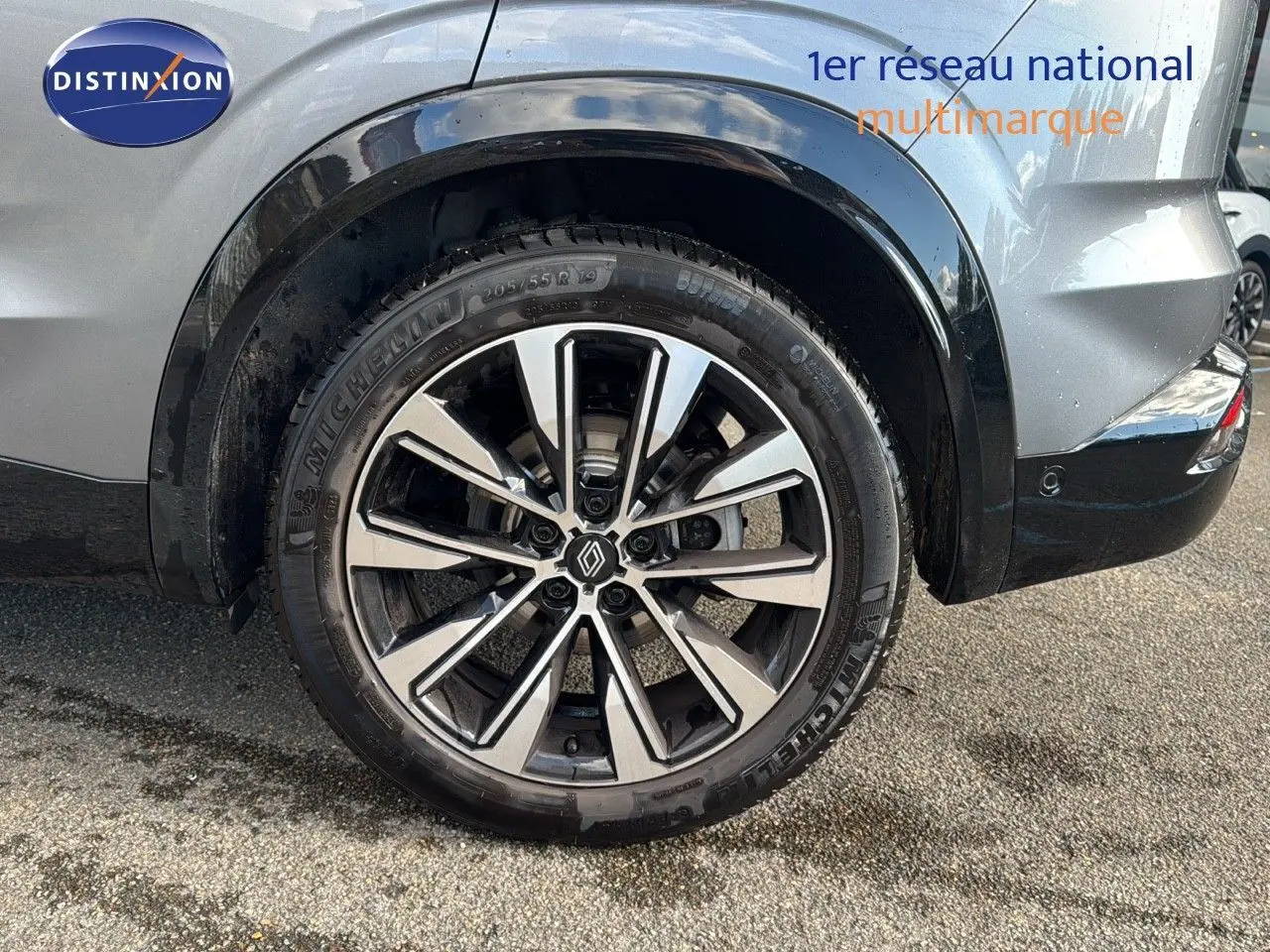 Gros plan sur la roue arrière droite gris schiste d'un Renault Austral 2023 avec jante alliage et logo Renault central.