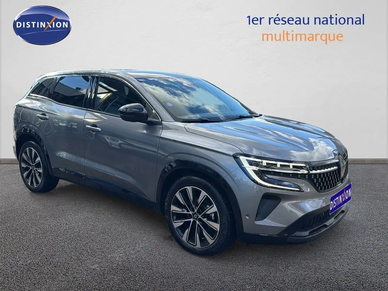 Renault Austral gris schiste en 3/4 avant droit, avec phares LED et jantes alliage 19 pouces distinctives.