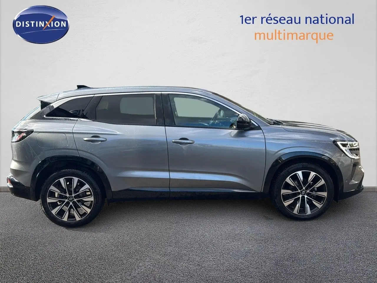 Profil droit d'un Renault Austral gris schiste 2023 avec jantes alliage et lignes fluides modernes.