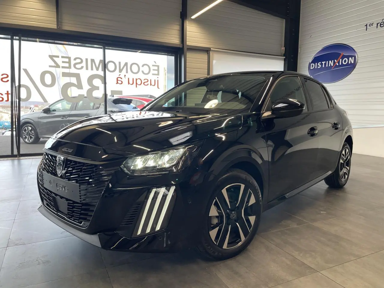 Peugeot 208 noire vue en 3/4 avant droit, avec calandre noire et feux LED signature 3 griffes allumés.
