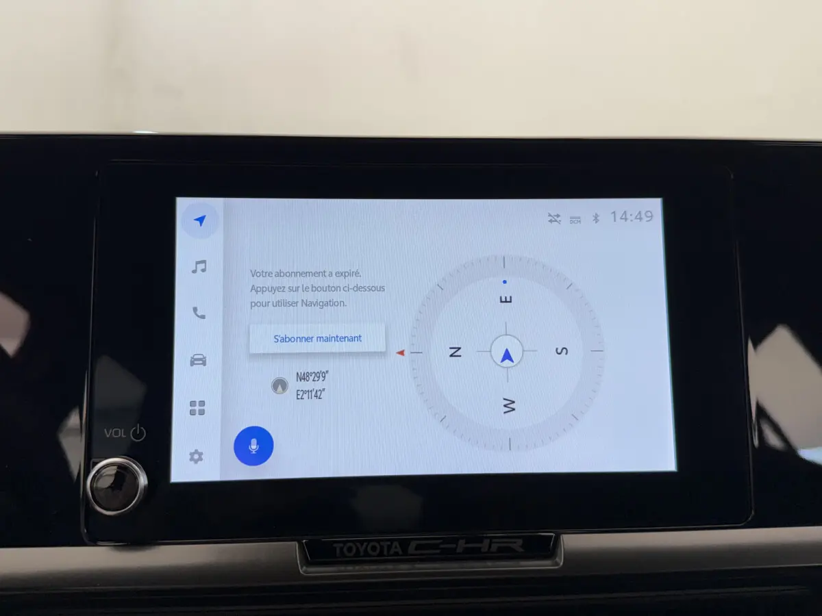Écran tactile central du Toyota C-HR 1.8 Hybride 2024 affichant une boussole et un message de navigation expirée.