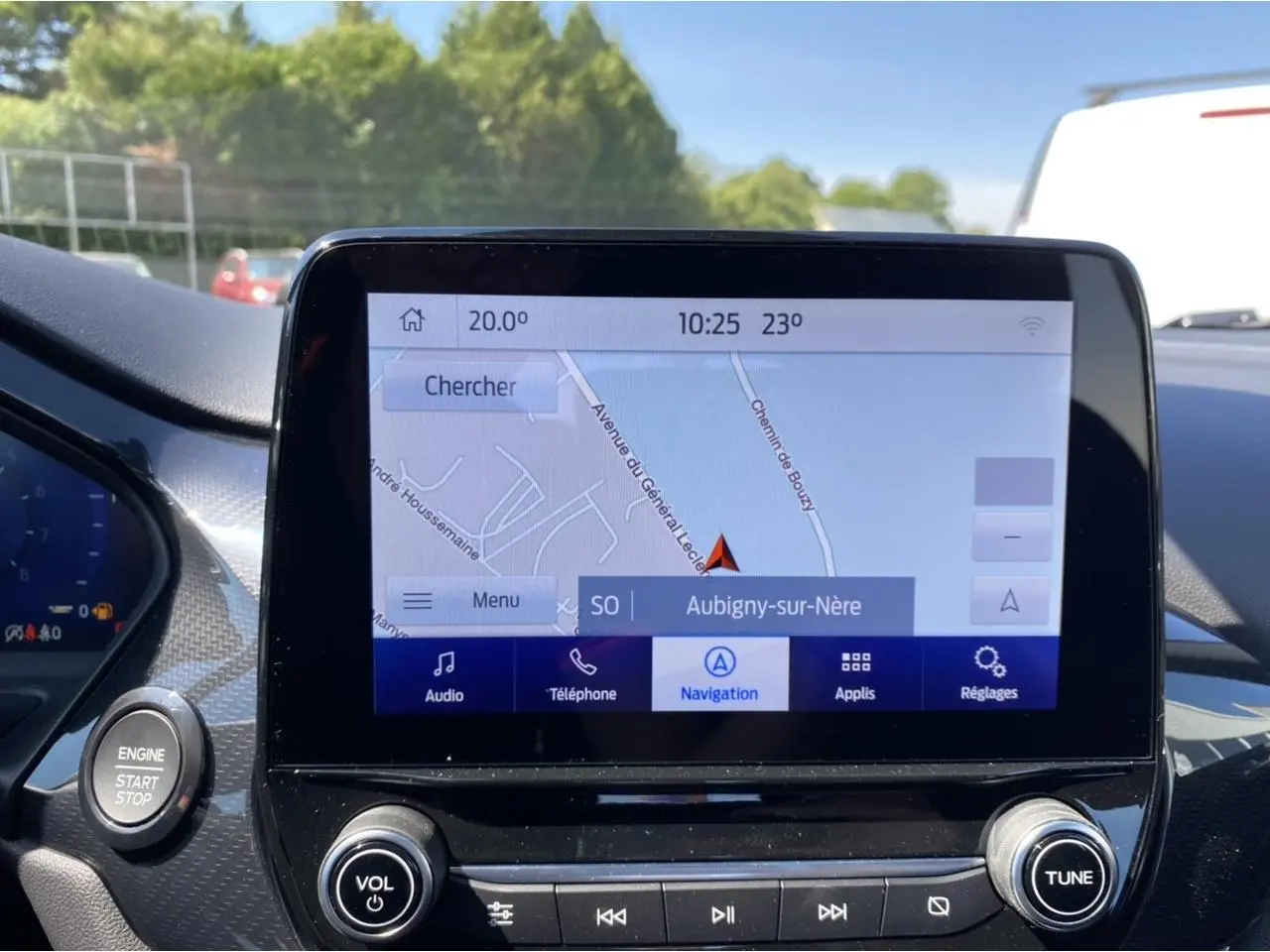 Écran tactile central du Ford Puma blanc glacier 2022, affichant le système de navigation avec carte et commandes audio.