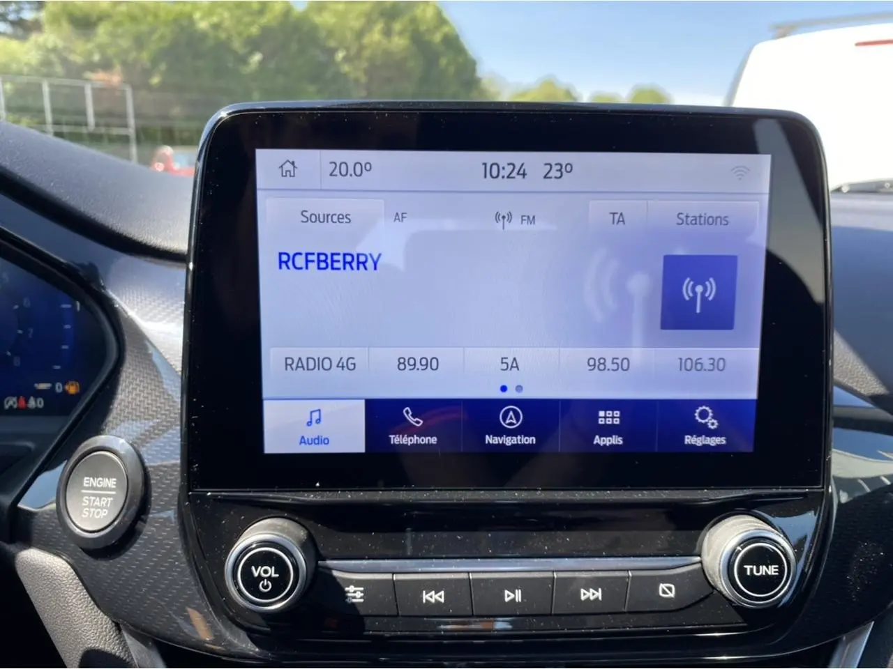 Vue rapprochée de l’écran tactile central du Ford Puma blanc Glacier, affichant la radio et les commandes multimédia.